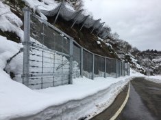 主要地方道小千谷大和線防災安全緊急(雪寒)鉛直式雪崩予防柵設置工事